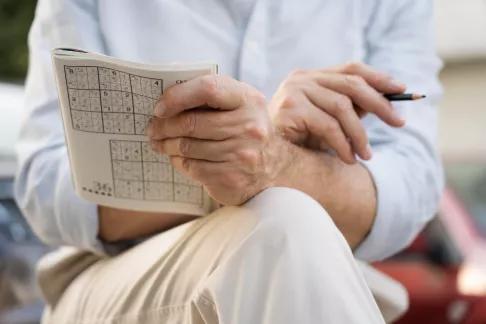 senior qui fait des mots croisés
