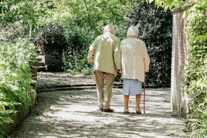 Via Trajectoire Grand Âge, plateforme e-santé pour faciliter l'inscription en établissement des personnes âgées.