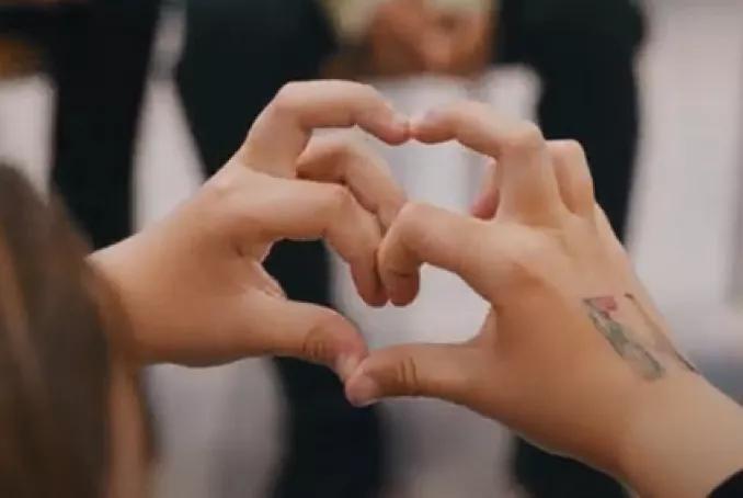 cœur avec les mains