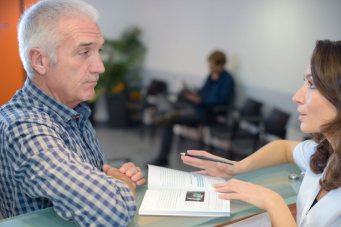 2 personnes à l'accueil d'un établissement