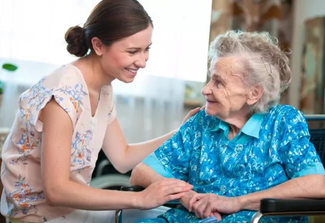 Une personne âgée accompagnée d'une jeune femme