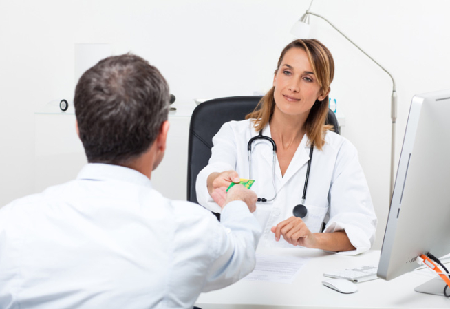 Patient donnant sa carte vitale à un médecin