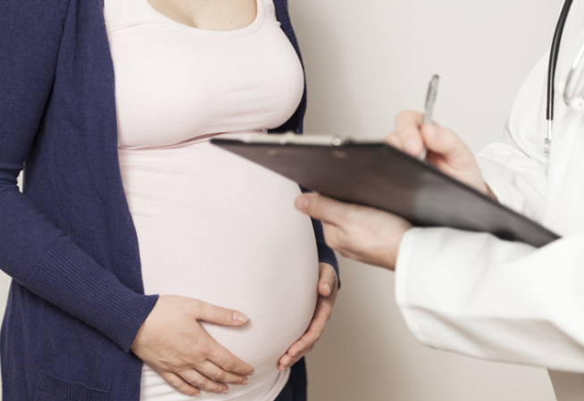 Femme enceinte en consultation 
