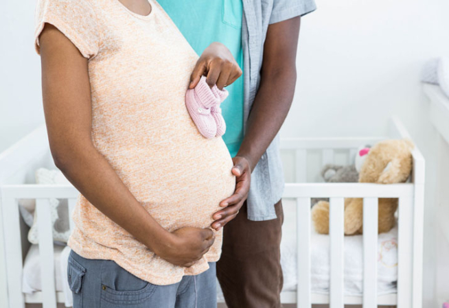 Couple avec une femme enceinte
