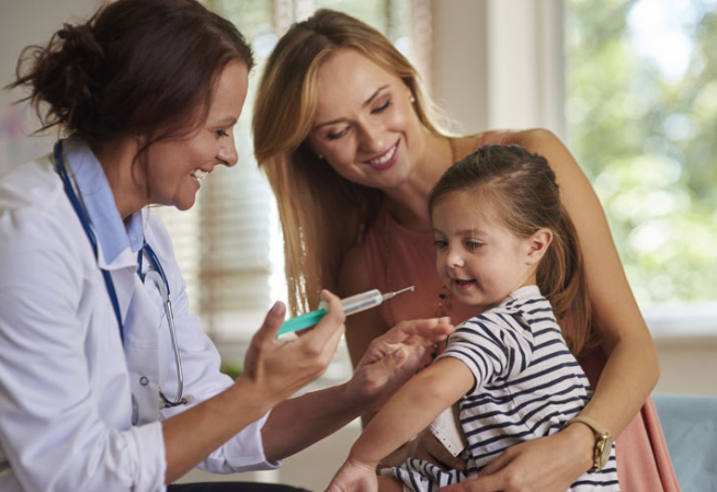 Une fille et sa maman en présence d'un professionnel de santé