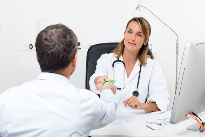 Patient donnant sa carte vitale à un médecin