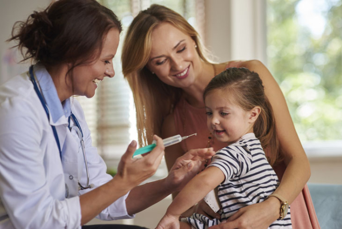 Une fille et sa maman en présence d'un professionnel de santé