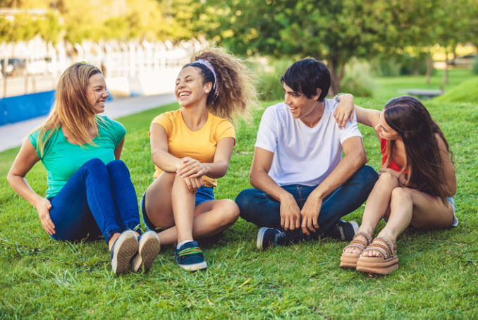 Un groupe de jeunes personnes assis dans un parc