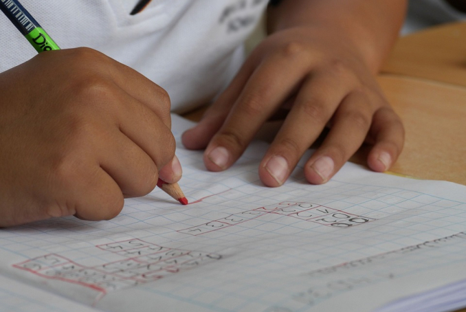 Mains d'enfant qui écrivent 