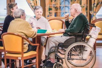 Des personnes âgées autour d'une table dans un EHPAD