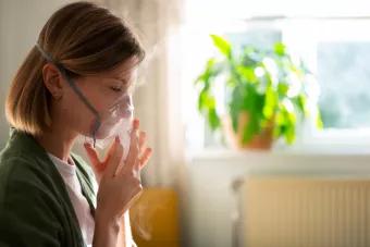 Patiente avec un masque pour respirer
