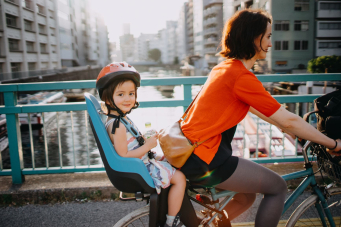 dame et son enfant a vélo