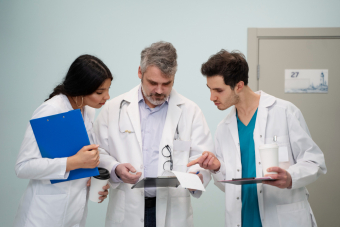 jeunes médecins avec un médecin senior