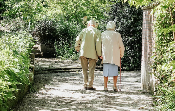 Via Trajectoire Grand Âge, plateforme e-santé pour faciliter l'inscription en établissement des personnes âgées.