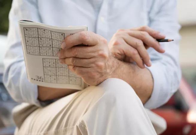 senior qui fait des mots croisés