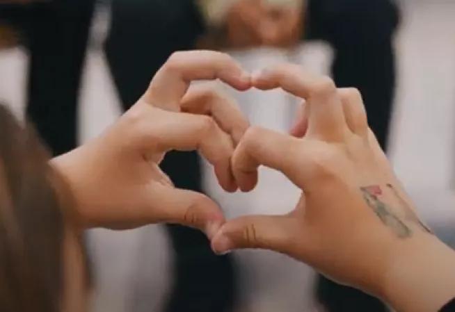cœur avec les mains