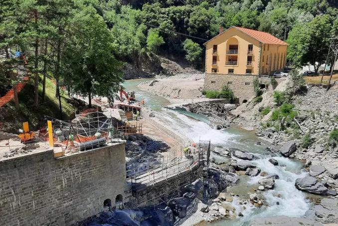 Travaux de remise en état de la prise d'eau à Saint-Jean-la-Rivière, ouvrage de tête du canal de la Vésubie (© ARS PACA)