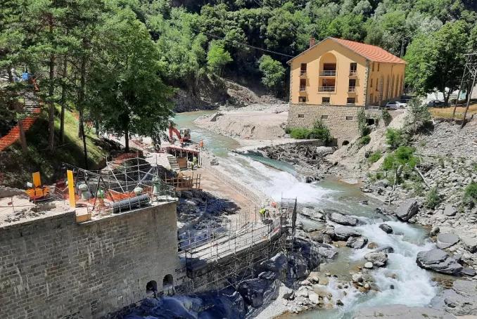 Travaux de remise en état de la prise d'eau à Saint-Jean-la-Rivière, ouvrage de tête du canal de la Vésubie (© ARS PACA)