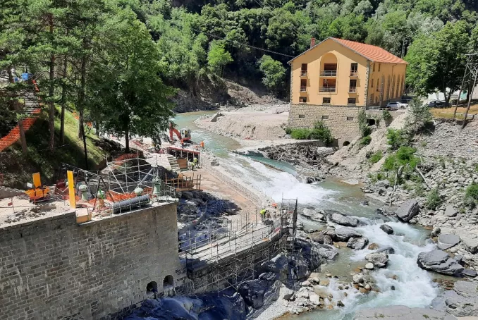 Travaux de remise en état de la prise d'eau à Saint-Jean-la-Rivière, ouvrage de tête du canal de la Vésubie (© ARS PACA)
