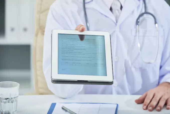 Soignant avec une tablette pour illustrer les données en santé